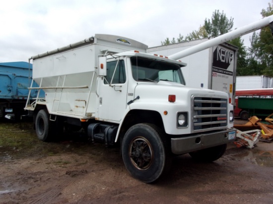 1984 IHC  S1900  S. A.   W/ FEED BODY