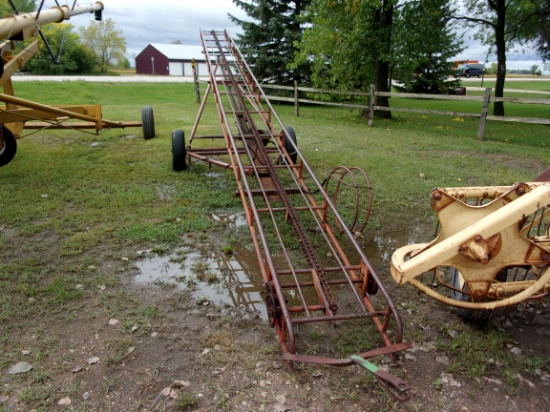 BALE ELEVATOR ON TRANSPORT