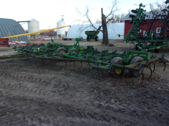 44' JD 960 FIELD CULTIVATOR W/3 BAR JD HARROW