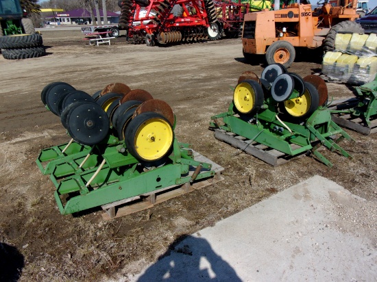 12 JD 7100 PLATE PLANTER UNITS