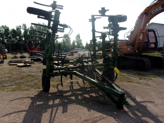 24' J.D. 100 CHISEL PLOW