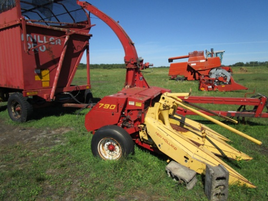N.H. FORAGE CHOPPER W/2-30" CORNHEAD,