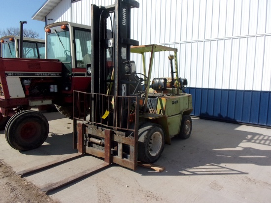 CLARK 8000# 3 STAGE RUBBER TIRED FORK LIFT, side shift, propane