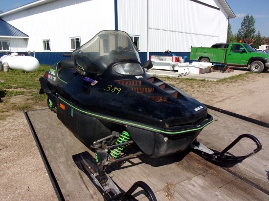 1998 ARCTIC  WILDCAT SNOWMOBILE, runs