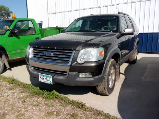 2006 FORD EXPLORER 4WD, new batt. 163600 miles