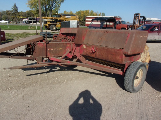 NEW HOLLAND 270 SMALL SQ. BALER