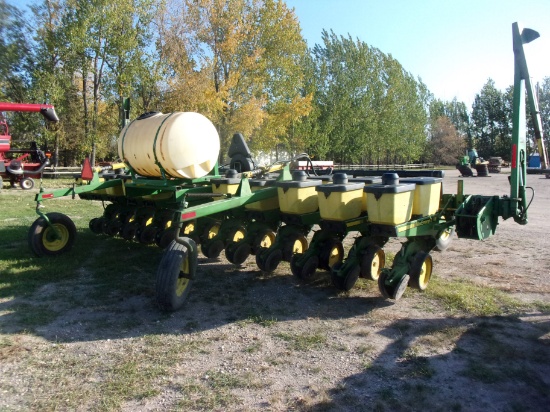 12 - 22" J.D. 7300 VACUUM PLANTER, 2 pt., lift assist, markers, 150 gal liquid tank, elec. pump