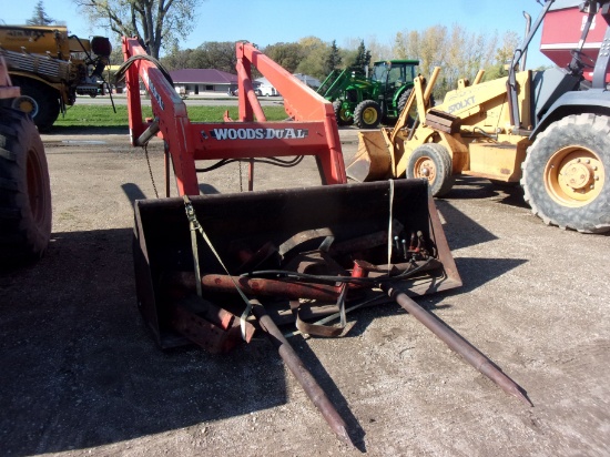 WOODS DUAL 3100 Q.T. LOADER, 3spool controls, w/bale spear, IHC mts