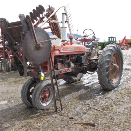 H INTERNATIONAL TRACTOR W/ SAWRIG