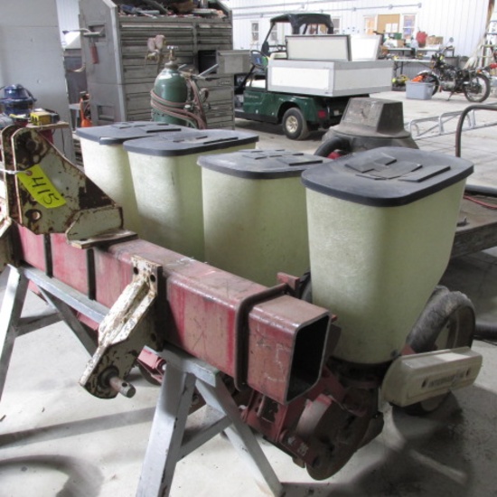 4 ROW IHC 295 3 PT, PLATE PLANTER, soybean plates