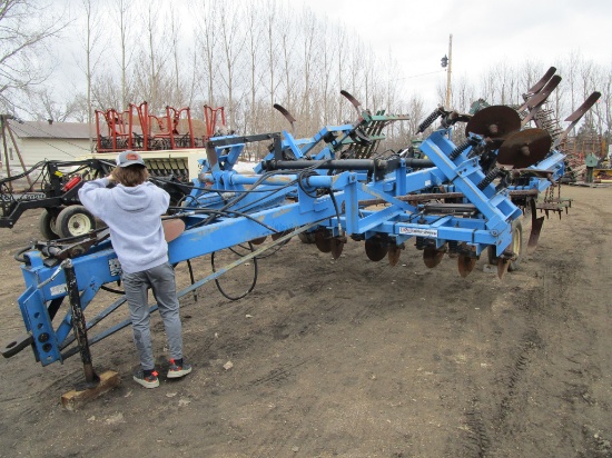 20' DMI COULTER CHAMP DISK CHISEL w/ 5 bar suspended harrow, needs chisel shank & minor disk repair