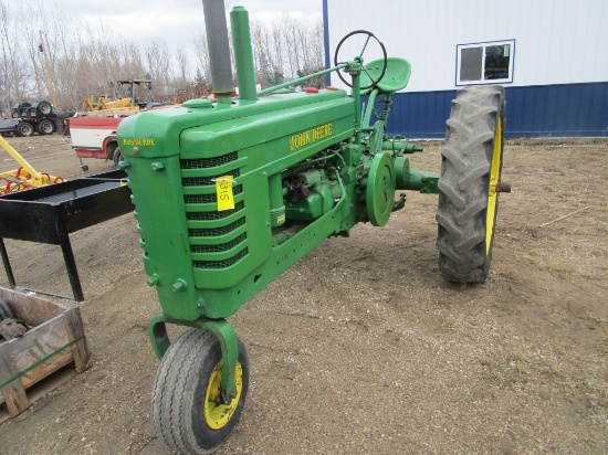 1943 JOHN DEERE B SINGLE FRONT, pto, rock shaft, good paint & tin, runs good
