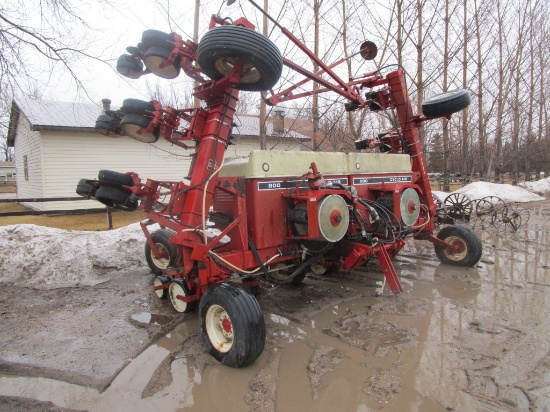 12-30" IHC 800 CORN PLANTER, 3 pt. , lift assist,, monitor, corn, sunflower & soybean drums,