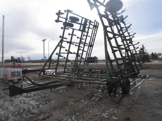 44 1/2' JOHN DEERE 960 FIELD CULT . w/ 3 bar J.D. harrow, new 7" hard surfaced sweeps