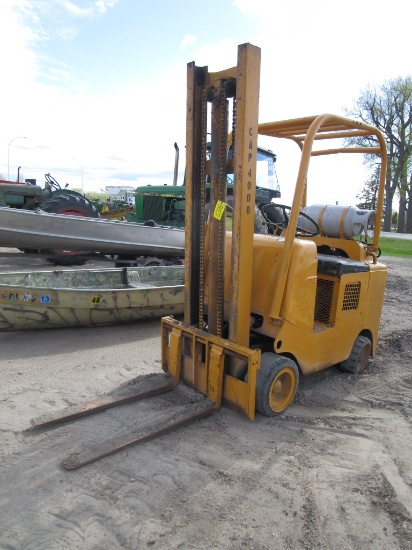 TOWMASTER 4000# PROPANE FORKLIFT, dead batt., owner says it runs