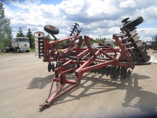 24' IHC 490 TANDEM DISK, 8 1/2" spacing