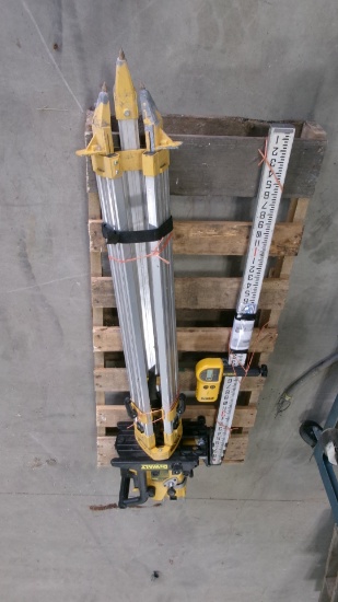DEWALT TRANSIT w / TRIPOD