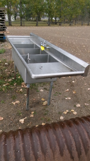STAINLESS 8' 3 COMPARTMENT SINK