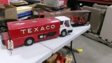 NEW 1:32 FREIGHTLINER SEMI & TRAILER & TEXACO FUEL TRUCK