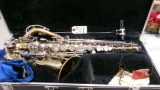 SELMER BUNDY II SAXAPHONE w / case & new reed kit