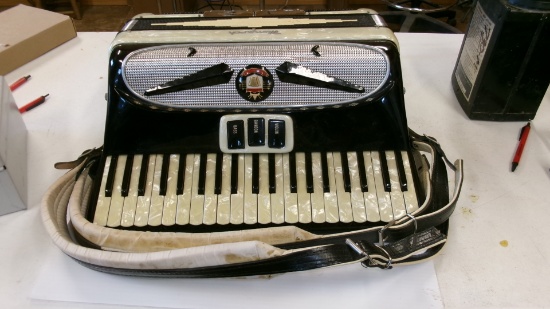 MONARCH ACCORDIAN ( made in Italy )