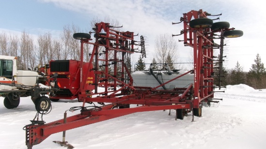 44' IHC 4700 FIELD CULTIVATOR. walking tandems, guage wheels, 3 bar Summers harrow