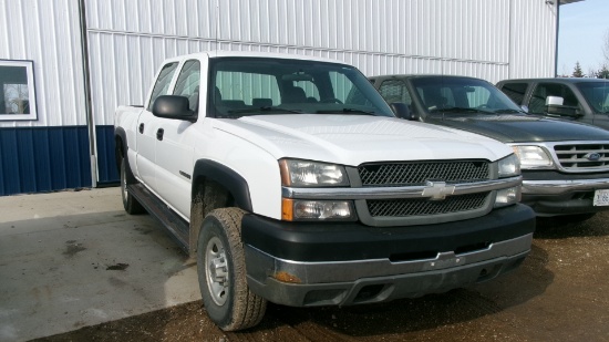 2004  CHEV 2500 HD SILVERADO 4 X 4 CREW CAB, 6.0 L., auto, 75% rubber, newer battery, fresh service,