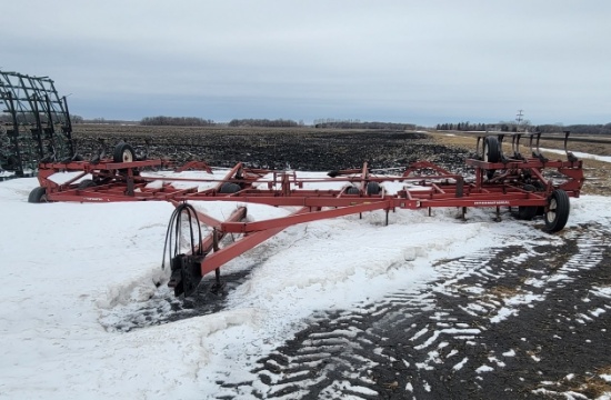 45' IHC 4700 FIELD CULTIVATOR , 3 bar harrow, 7" sweeps, good shape, located in Fisher area, ph.
