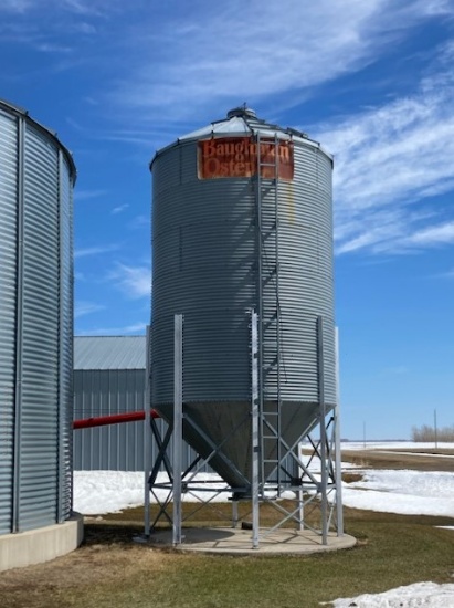 1800 BUSHEL HOPPER BIN, 12' D. X 28' TALL, ladder & flip up lid, located N.E. of Warren, Mn.,+