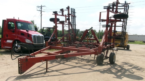 32'  IHC 5500 CHISEL PLOW w /  3 bar IHC harrow, spikes
