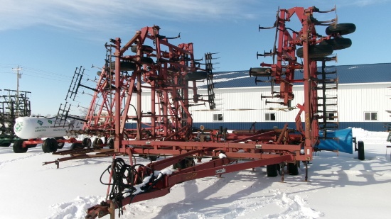 52' CASE IH 4900 BIFOLD FIELD CULTIVATOR,  wing walking tandems, guage wheels, 3 bar IHC harrow