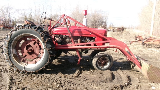 H IHC w/ LOADER, 13.6 X 38" w / chains, needs carb work