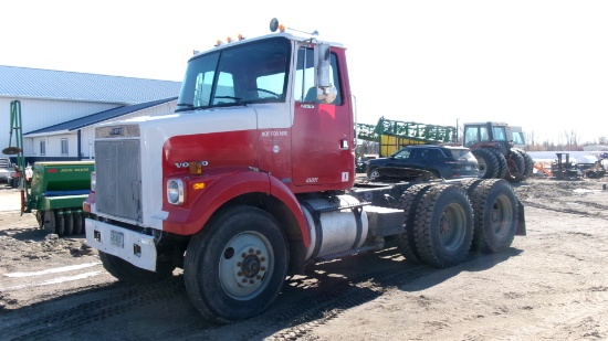 1985 WHITE DAY CAB SEMI, Cummins 290, 9 spd., spring suspension, wet kit, scrapers, frt. , +