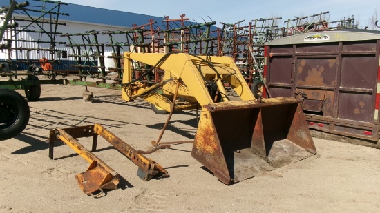 KOYKER LOADER w / 06 SERIES IHC MOUNTS, 7' bucket, 3 spear hay fork