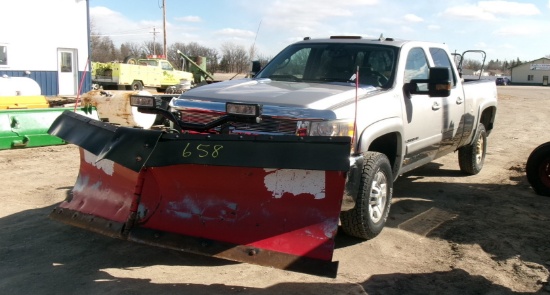 2007 CHEV 2500HD 4 DOOR 4WD w / 9.2 BOSS V PLOW,  6.0, auto, 225,000 miles. Ph. 689-4957