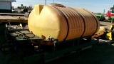 1,000 GALLON POLY TANK w / HYDRAULIC PUMP & SPRAYER VALVING
