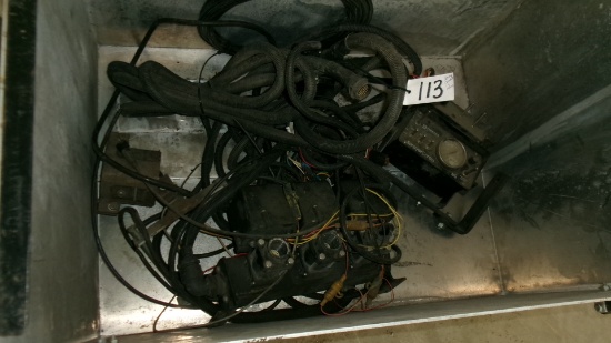 SUMMERS 3 BOOM SPRAYER CONTROL, PTO PUMP, RINSE TANK,  & RAVEN BOOM CONTROLLER -IN AN ALUMINUM COVER