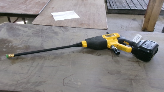 DEWALT 20 VOLT 550# PRESSURE WASHER, battery,  4 nozzles, no charger