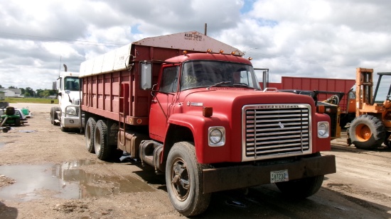 1974 IHC 1800 TWIN SCREW w / 18' BOX & HOIST, 454 gas, 5 x 3, plumbed, newer roll tarp, 87,000 miles
