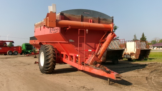 KILBROS 750 BUSHEL GRAIN CART, roll tarp, 24.5 x 32" tires, 1000 pto, contact Dylan @ 201-2510