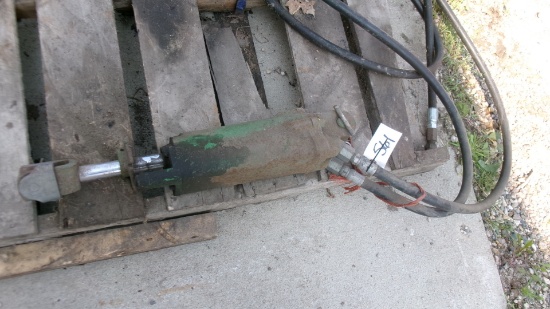 8" JOHN DEERE HYD. CYLINDER w / hoses