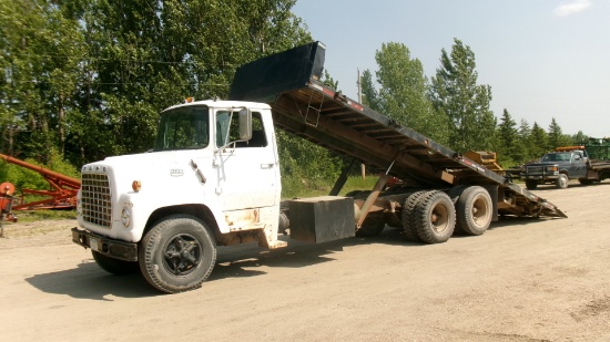 1972 FORD F-750 w / 26' SCHWARTZ IMPLEMENT BED, V-8 gas, 5 x 2,  hyd. cylinder winch, needs brake +