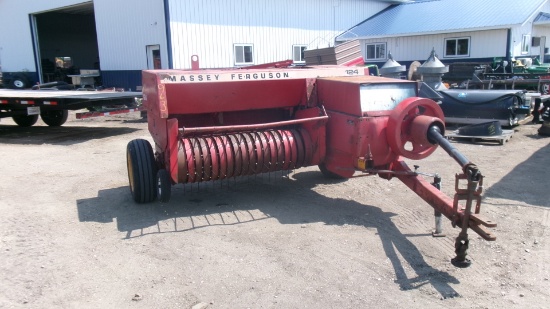 MASSEY FERGUSON 124 SMALL SQ. BALER