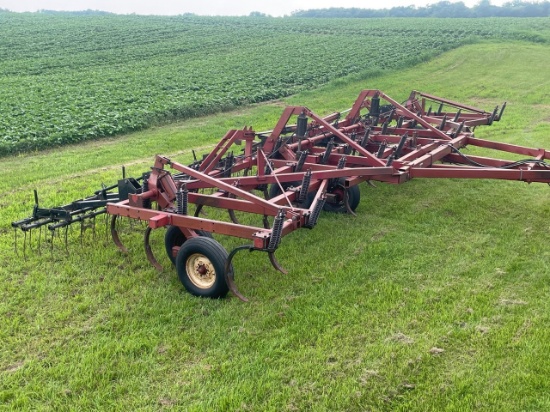 35' CASE-IH 5600 CHISEL PLOW, Summers 3 bar harrow, walking tandems