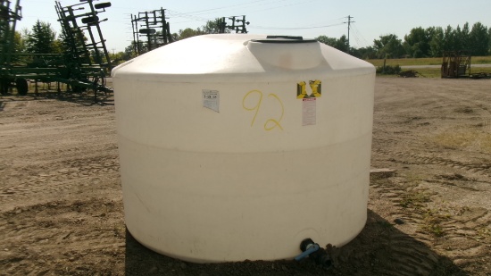 1350 GALLON  POLY WATER TANKS w / Banjo valve
