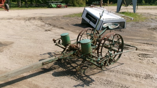 2 ROW JOHN DEERE HORSE CORN PLANTER