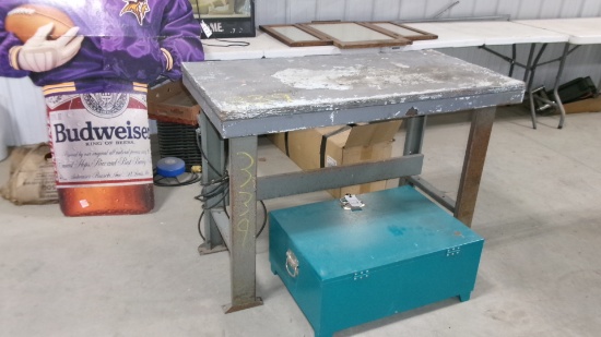 2' X 4' METAL WORK BENCH