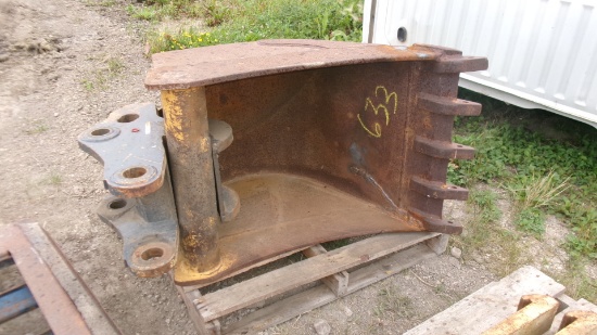 JOHN DEERE 24" BUCKET w / WORKSITE PRO QUICK TACH MODEL 310SG/410SG