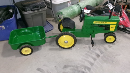 JOHN DEERE 7020 PEDAL TRACTOR w / WAGON