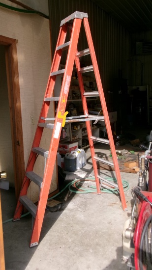 8' KELLER FIBER GLASS STEP LADDER